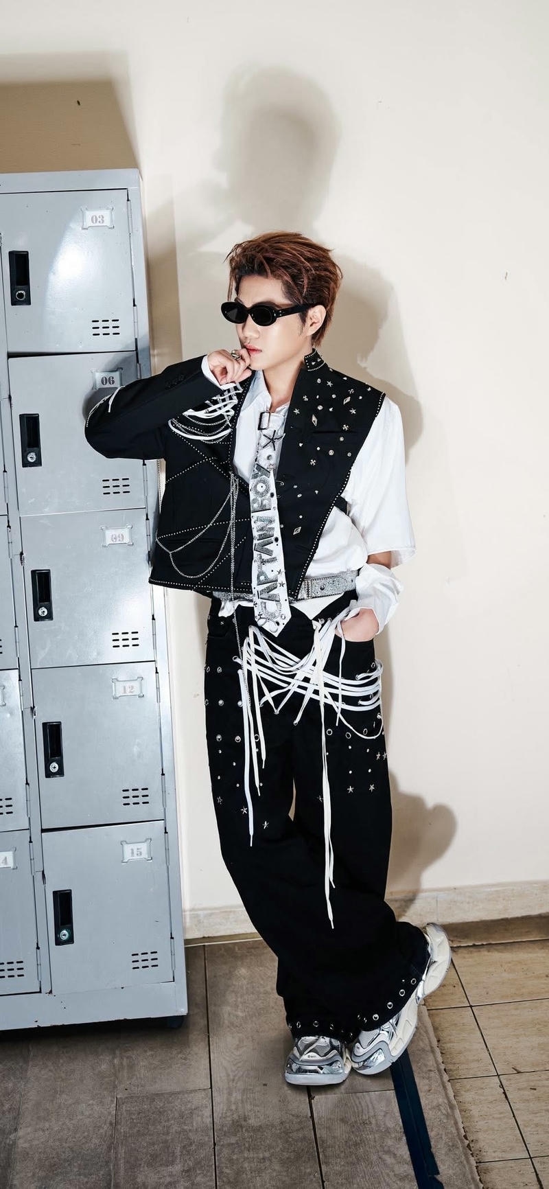 nền Captain Boy cuốn hút dưới góc chụp nghiêng