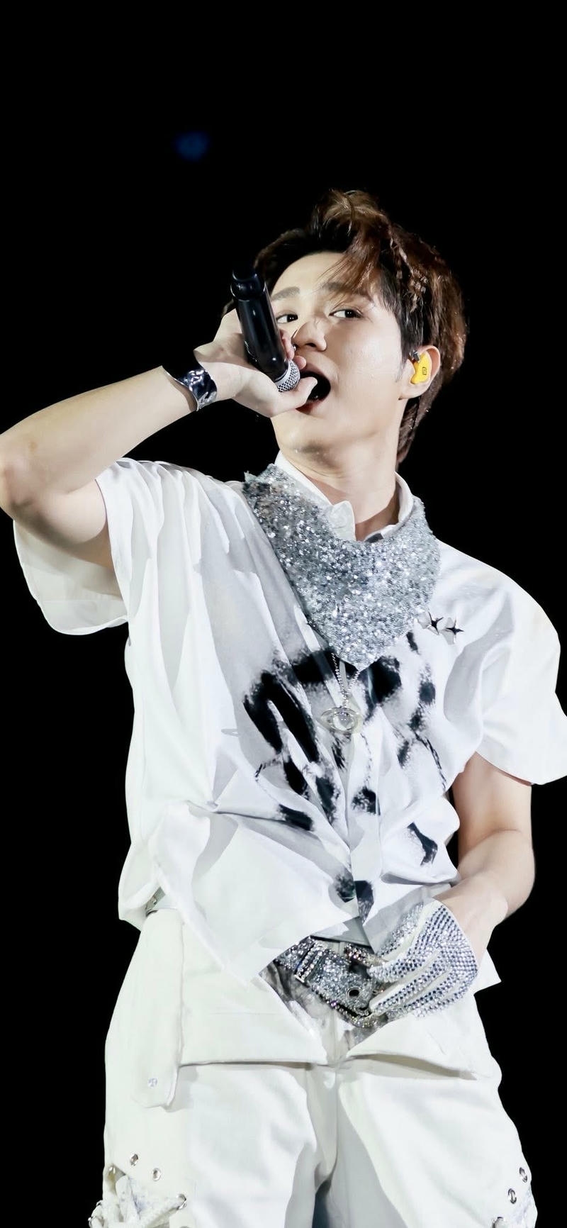 nền Captain Boy hào nhoáng giữa ánh đèn sân khấu