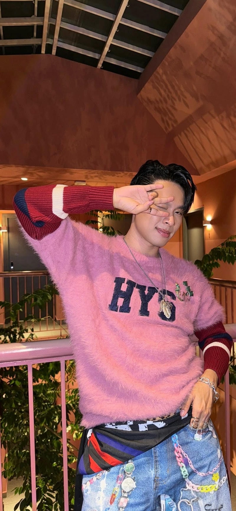 nền Hurrykng cười vui vẻ tạo dáng chụp ảnh selfie