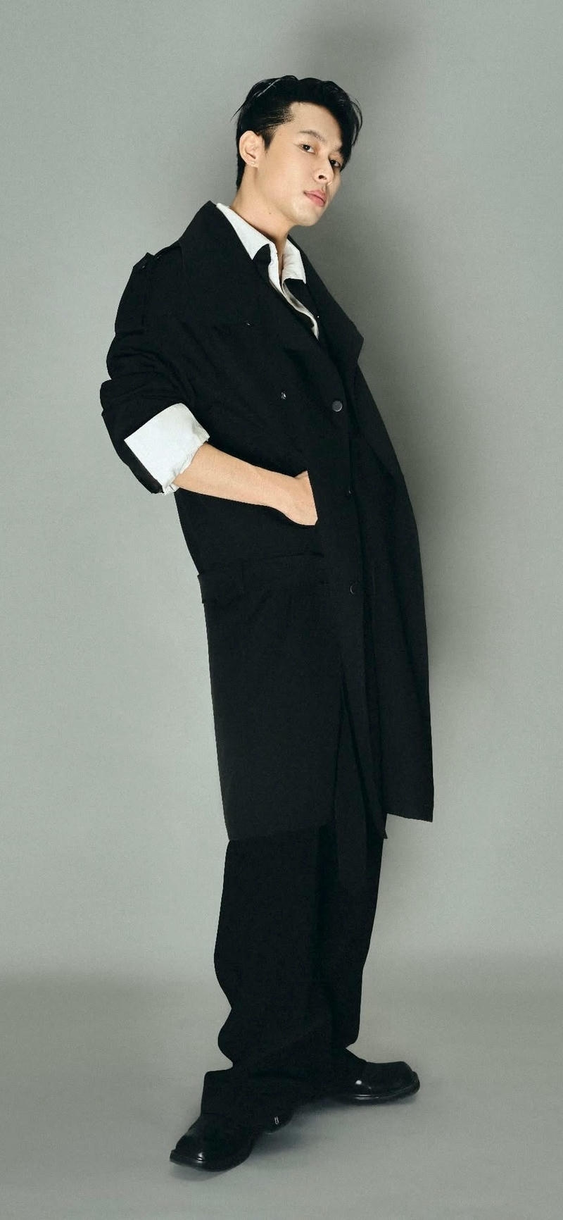 nền Hurrykng diện blazer đen phá cách