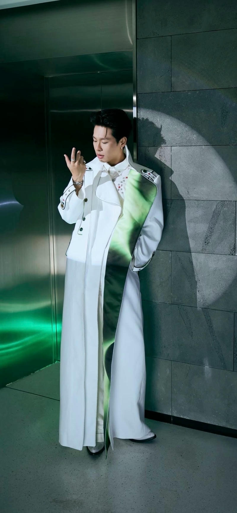 nền Hurrykng mặc áo khoác trắng mạnh mẽ