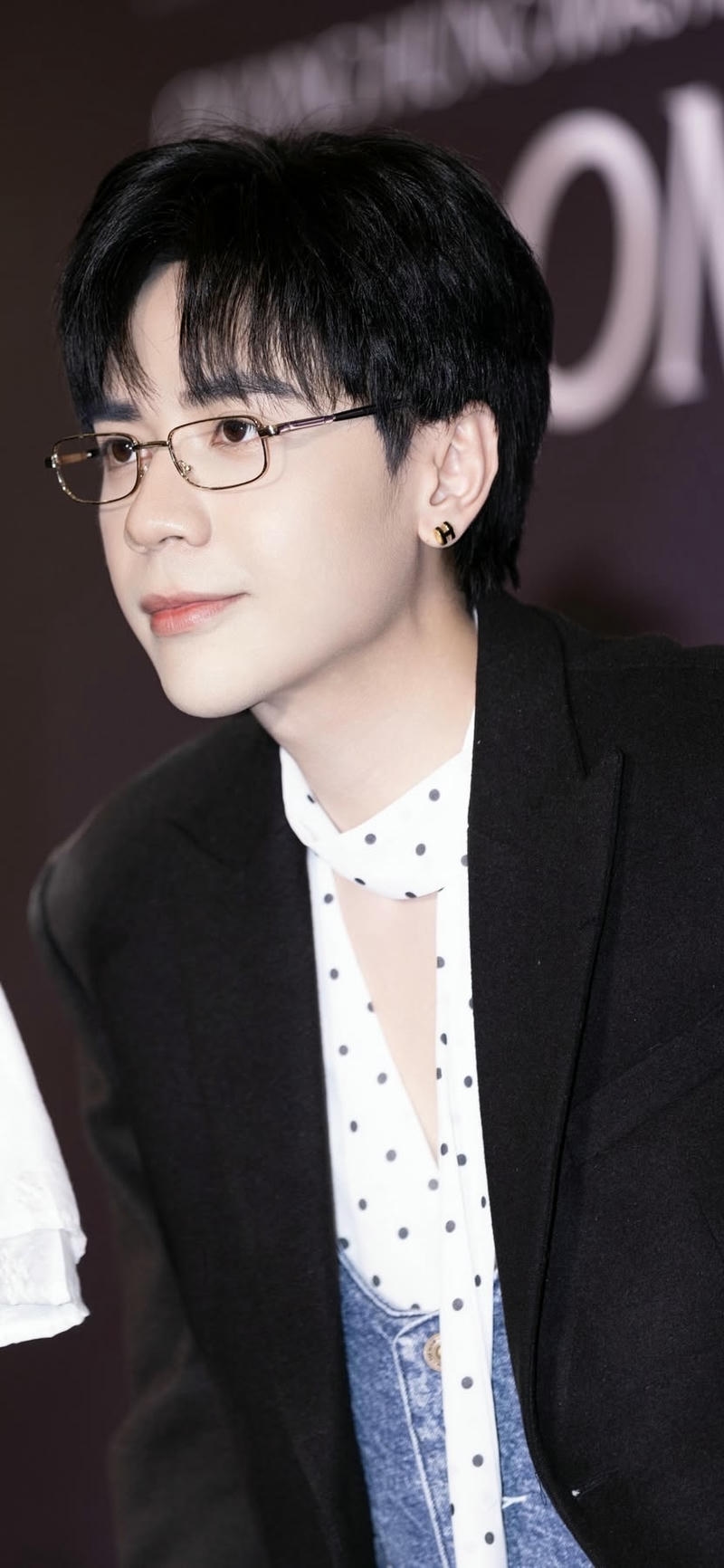 nền Quang Hùng MasterD ánh sáng rực rỡ nổi bật