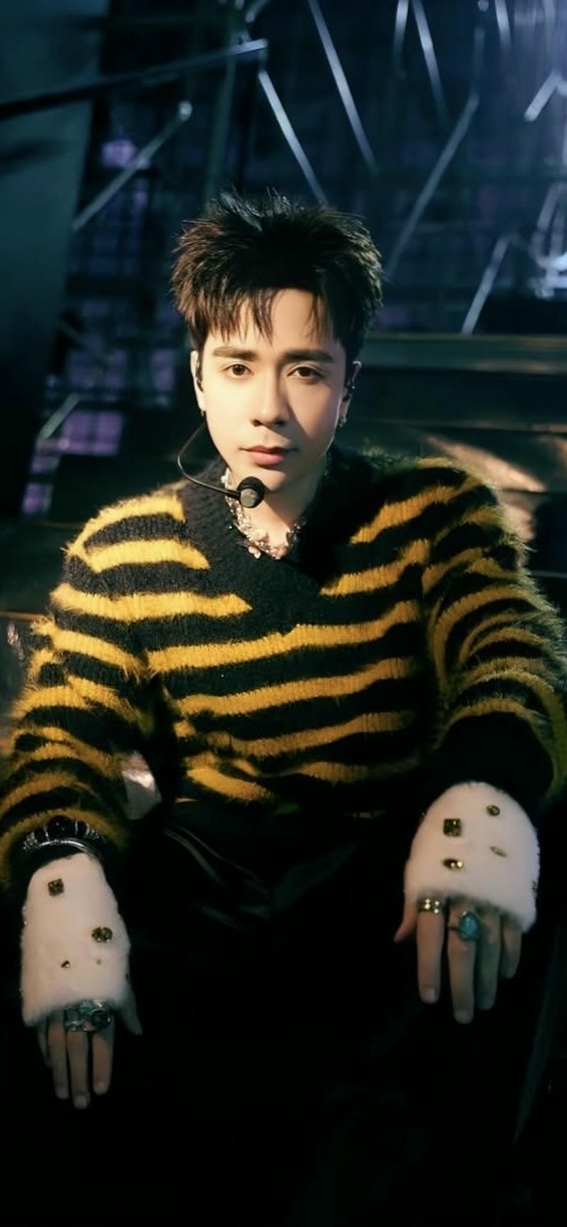 nền Quang Hùng MasterD ánh sáng tương phản mạnh