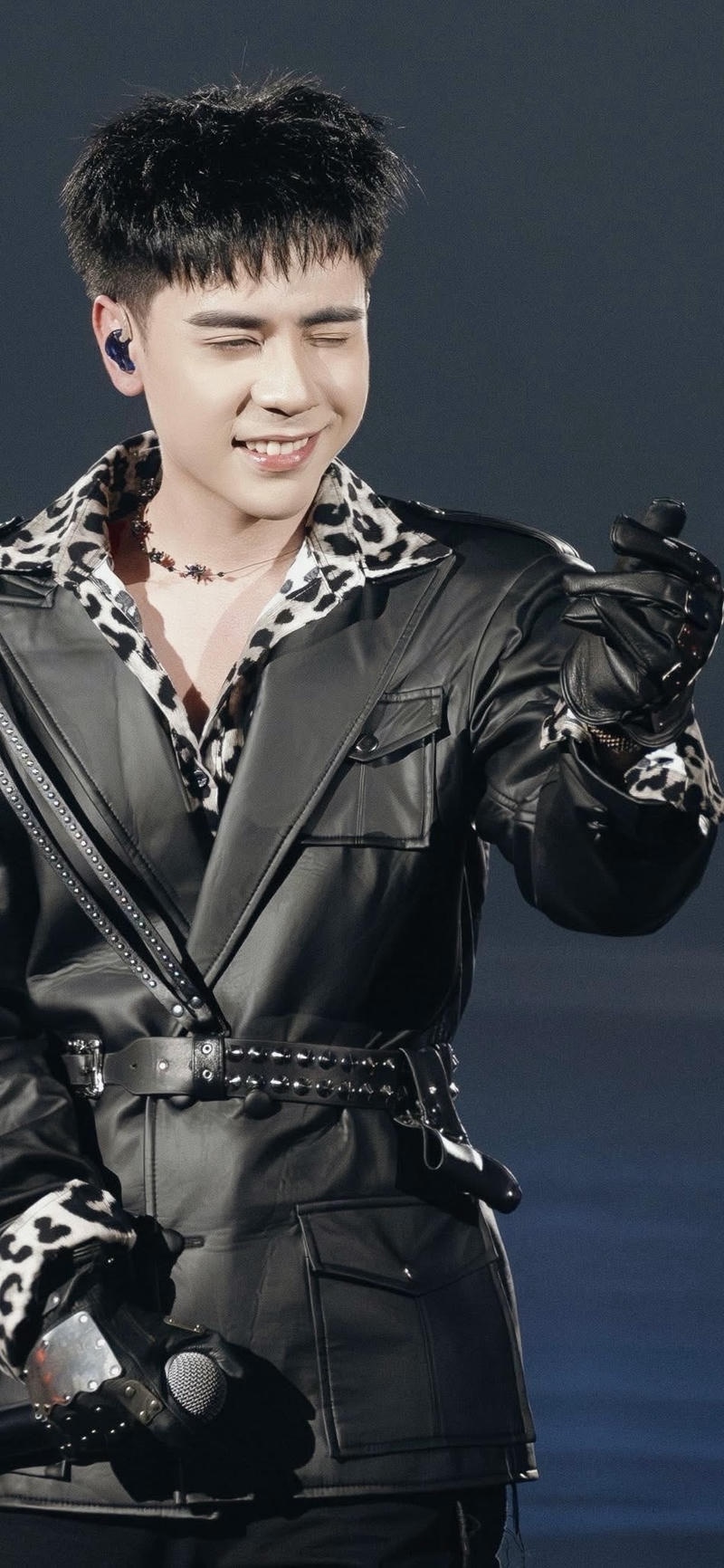 nền Quang Hùng MasterD biểu cảm trên sân khấu