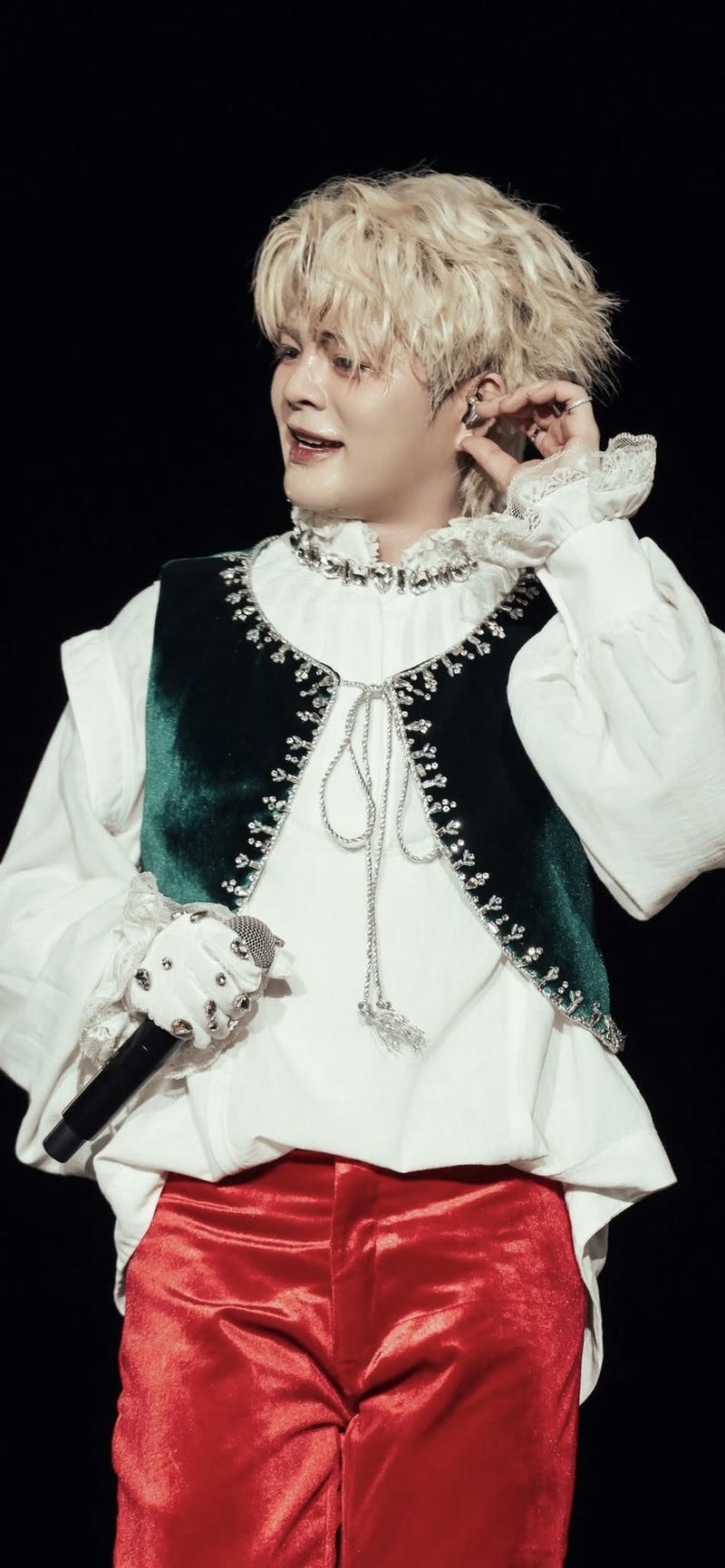 nền Rhyder cùng mic bạc trên sân khấu lớn