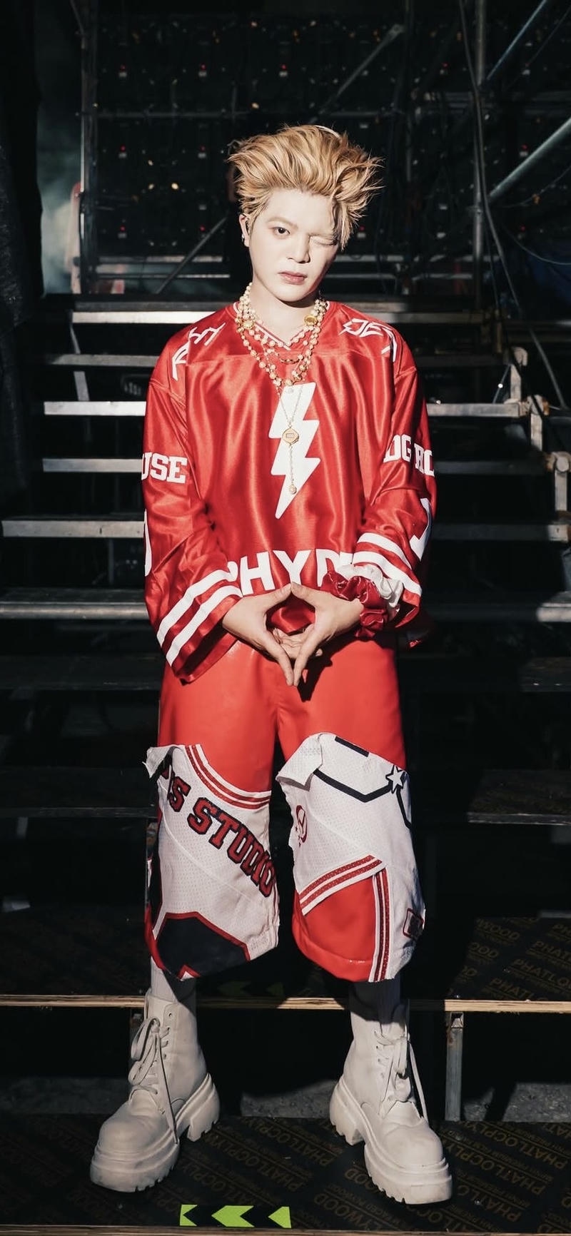 nền Rhyder nhìn thẳng ống kính đầy cuốn hút