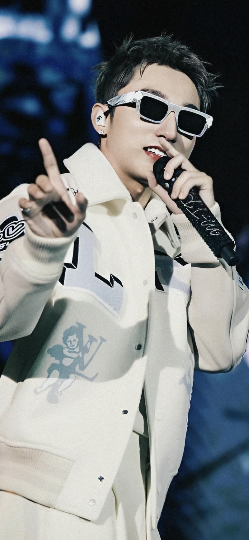 nền Sơn Tùng MTP đứng trên sân khấu hoành tráng