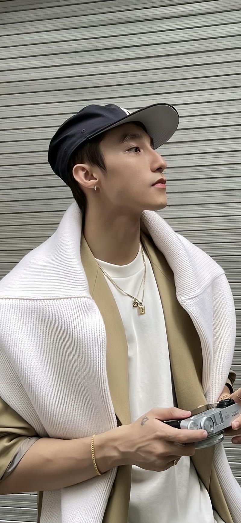 nền Sơn Tùng MTP khoe góc nghiêng cực phẩm