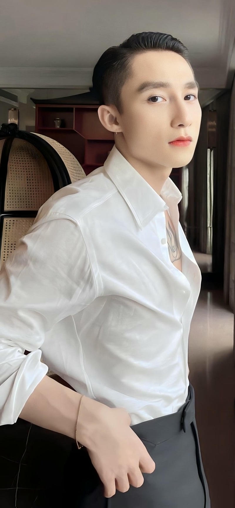 nền Sơn Tùng MTP mặc áo sơ mi