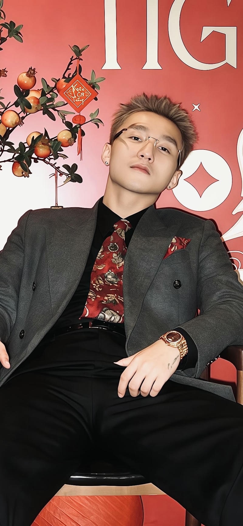 nền Sơn Tùng MTP tạo dáng với ánh nhìn sâu