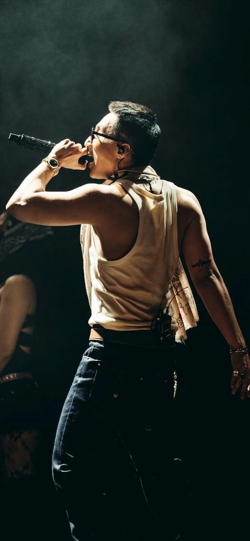 nền Sơn Tùng MTP trong ánh đèn huyền ảo