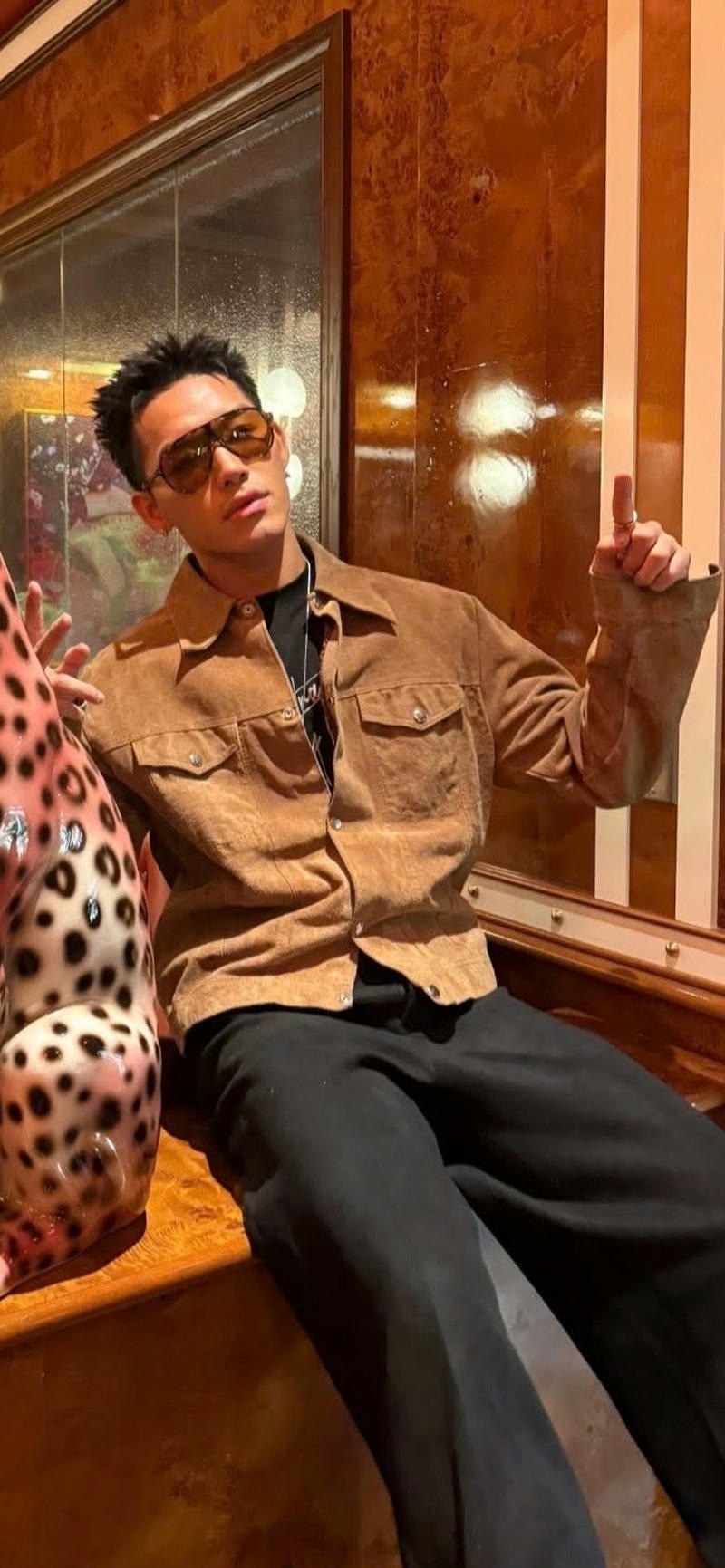 nền Wean phong thái tự tin trước ống kính