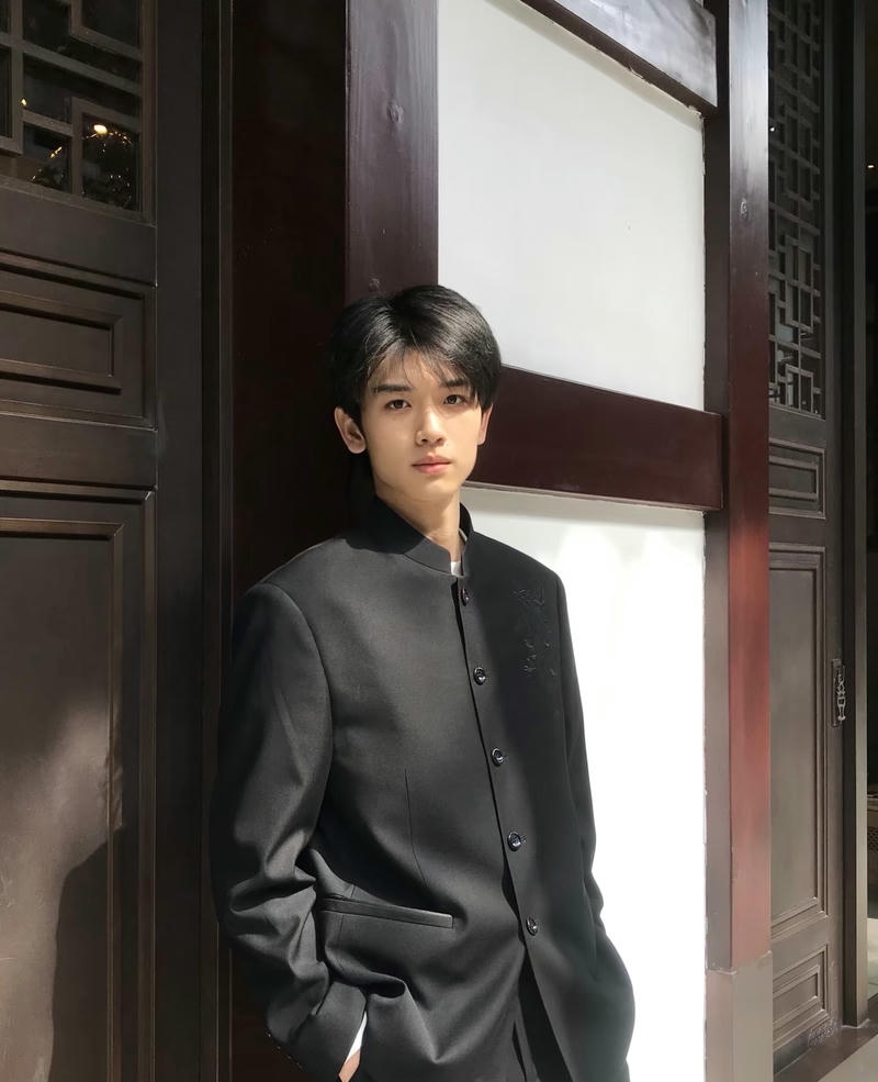 trai đẹp trung quốc chụp ảnh nền tường đơn giản