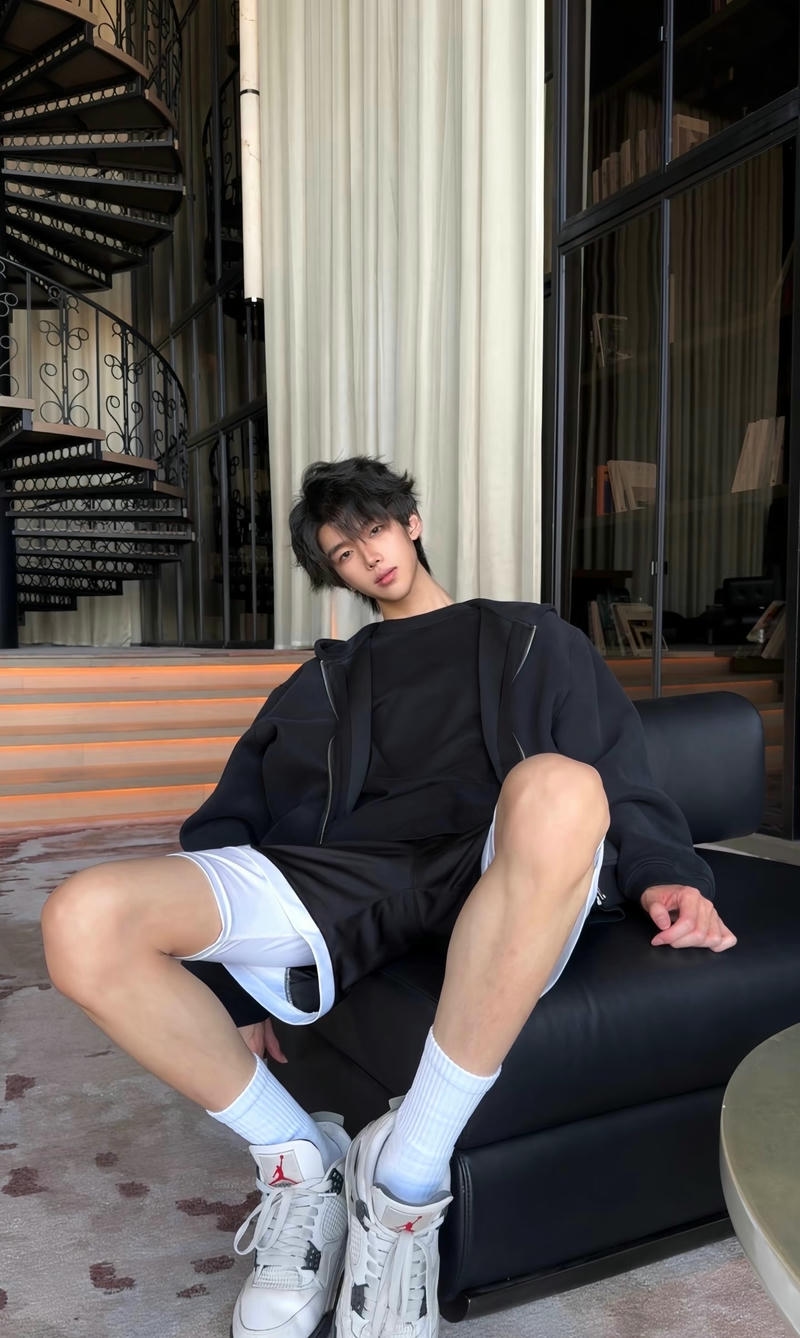 trai đẹp trung quốc chụp ảnh trong quán cà phê