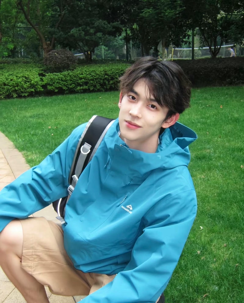 trai đẹp trung quốc tạo dáng khi đi dạo phố