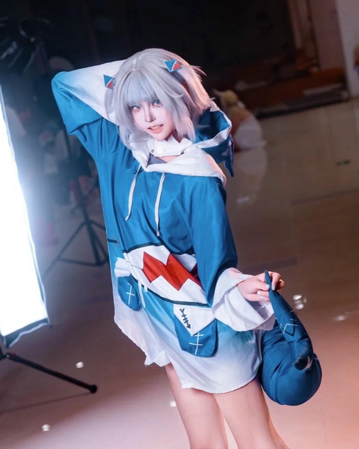 Ảnh Yaoyaoqwq Gawr Gura cosplay ánh sáng studio chuyên nghiệp đẹp