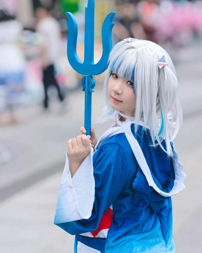 Ảnh Yaoyaoqwq Gawr Gura cosplay cầm đinh ba nhựa màu xanh