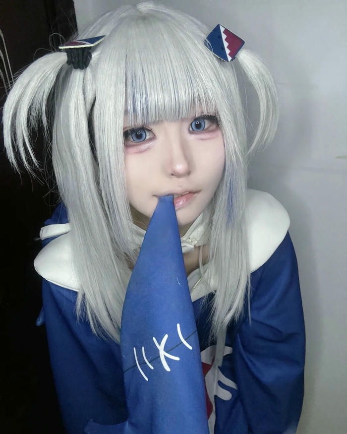 Ảnh Yaoyaoqwq Gawr Gura cosplay cận mặt tóc trắng mắt xanh