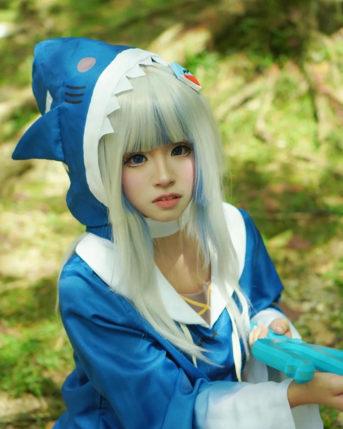 Ảnh Yaoyaoqwq Gawr Gura cosplay chụp ngoại cảnh thiên nhiên xanh
