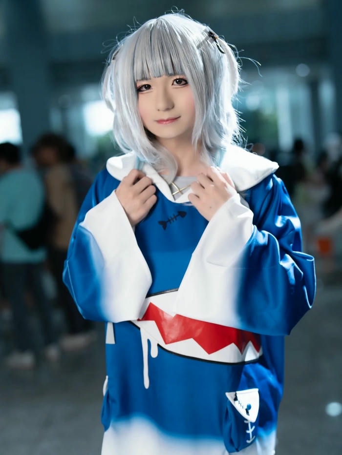 Ảnh Yaoyaoqwq Gawr Gura cosplay đội mũ trùm đầu dễ thương