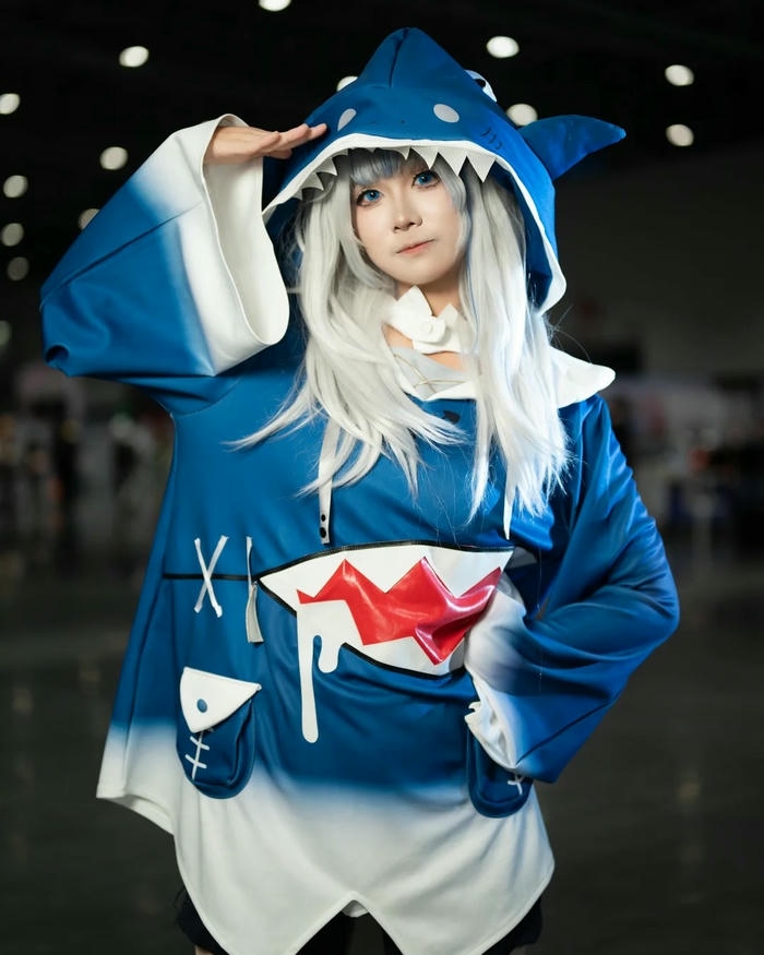 Ảnh Yaoyaoqwq Gawr Gura cosplay đưa tay chào kiểu quân đội