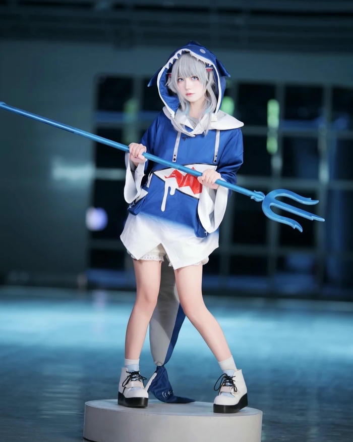 Ảnh Yaoyaoqwq Gawr Gura cosplay đứng chân trần trên bục trắng