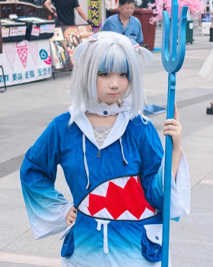 Ảnh Yaoyaoqwq Gawr Gura cosplay đứng tạo dáng tại sự kiện