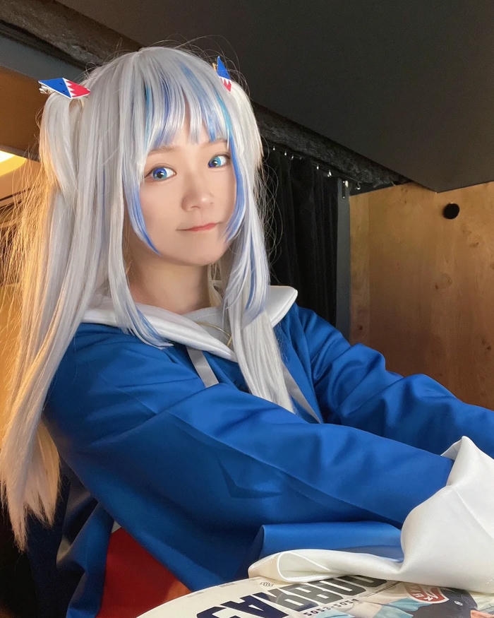 Ảnh Yaoyaoqwq Gawr Gura cosplay góc nghiêng thần thái lạnh lùng