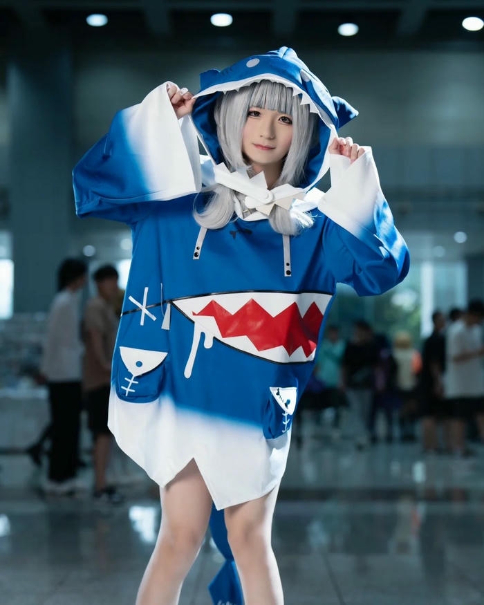 Ảnh Yaoyaoqwq Gawr Gura cosplay mặc áo hoodie cá mập xanh