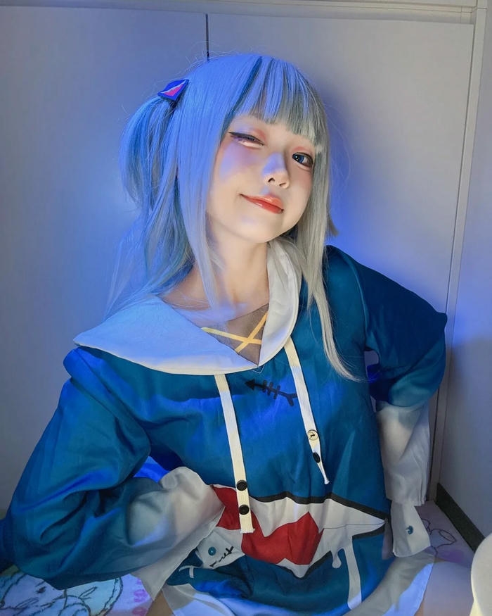 Ảnh Yaoyaoqwq Gawr Gura cosplay nằm trên giường nhìn quyến rũ