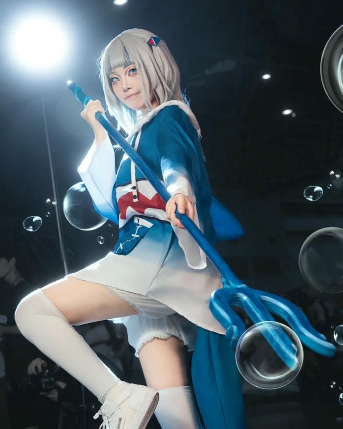 Ảnh Yaoyaoqwq Gawr Gura cosplay ngồi ghế cao chân dài đẹp