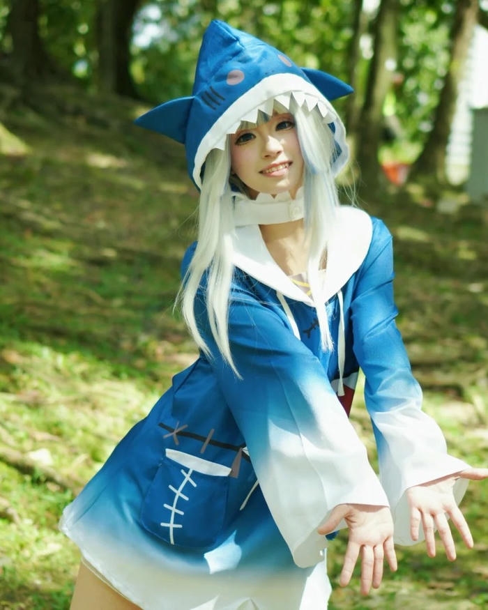 Ảnh Yaoyaoqwq Gawr Gura cosplay ngồi trên cỏ xanh thư giãn