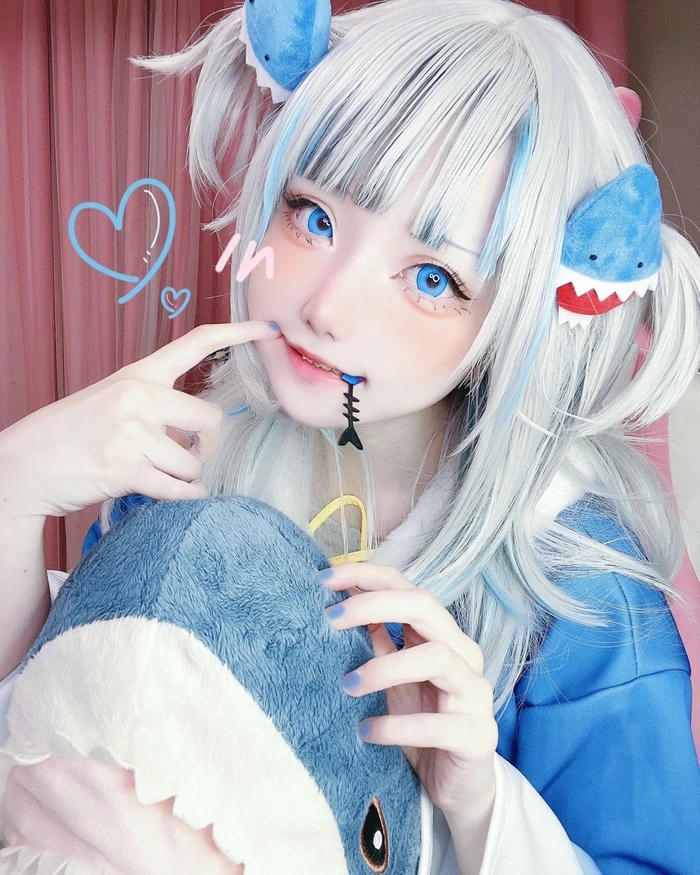Ảnh Yaoyaoqwq Gawr Gura cosplay ôm gấu bông cá mập cute