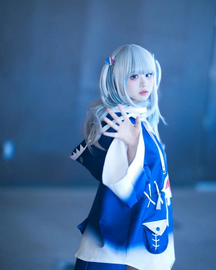 Ảnh Yaoyaoqwq Gawr Gura cosplay quay lưng nhìn lại bí ẩn