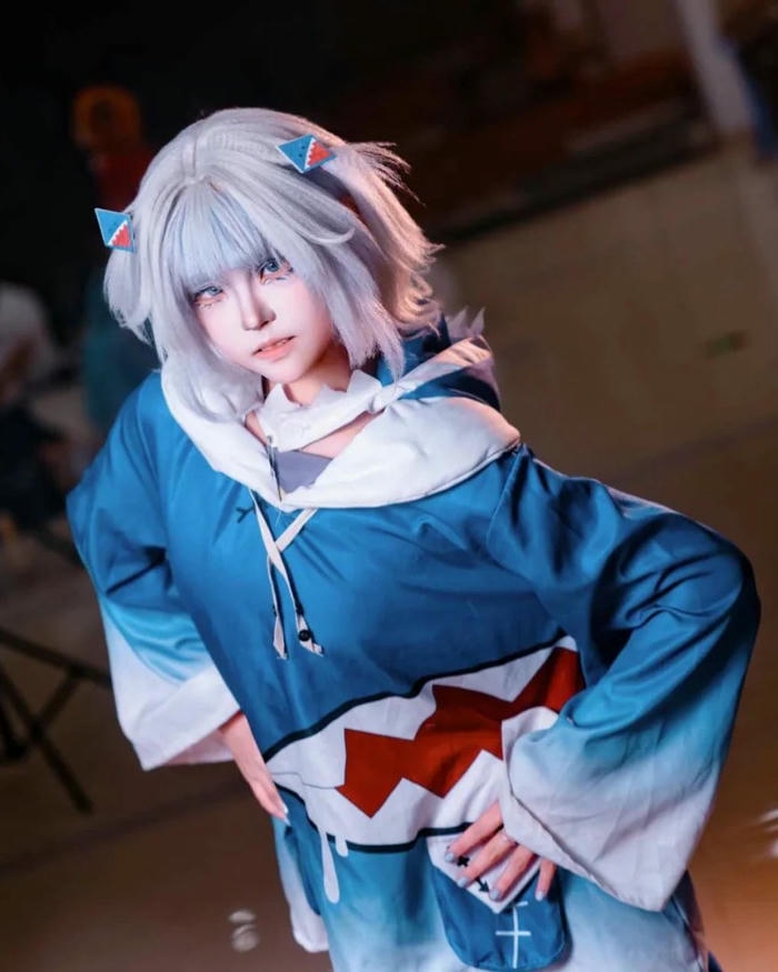 Ảnh Yaoyaoqwq Gawr Gura cosplay tạo dáng năng động vui vẻ