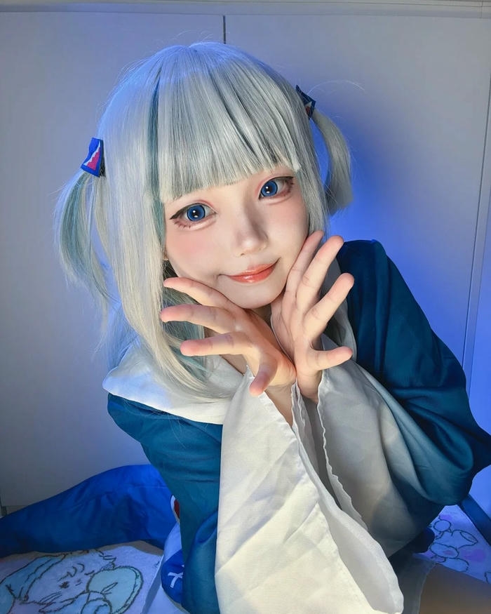 Ảnh Yaoyaoqwq Gawr Gura cosplay tạo dáng tay mèo dễ thương