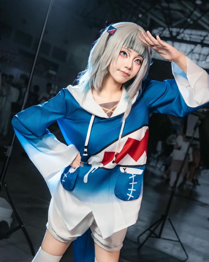 Ảnh Yaoyaoqwq Gawr Gura cosplay tay che nắng cười rạng rỡ