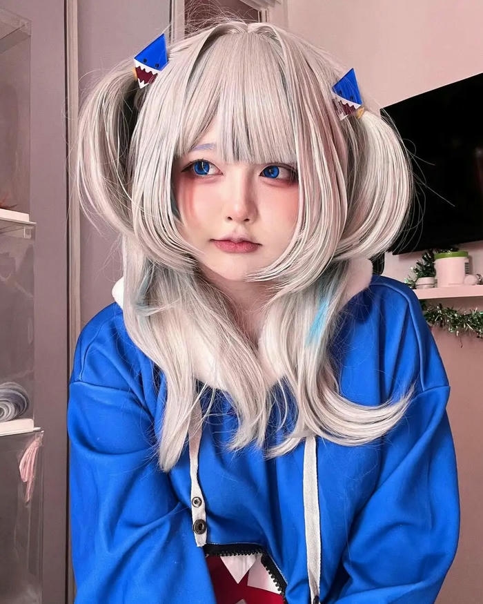 Ảnh Yaoyaoqwq Gawr Gura cosplay thắt bím tóc hai bên xinh