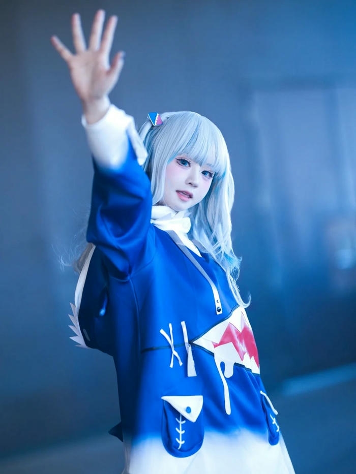 Ảnh Yaoyaoqwq Gawr Gura cosplay vươn tay cao đầy sức sống