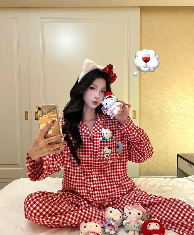 Ảnh gái đồ ngủ cute với nụ cười nhẹ nhàng