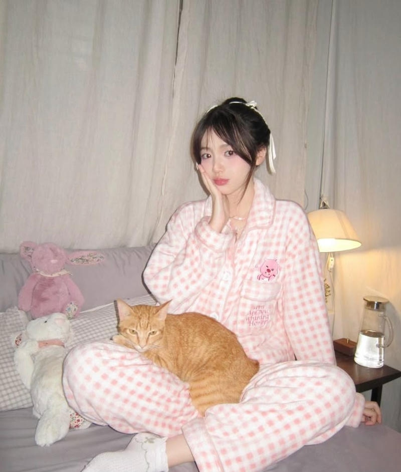 Ảnh gái quyến rũ đồ ngủ ánh mắt dịu dàng