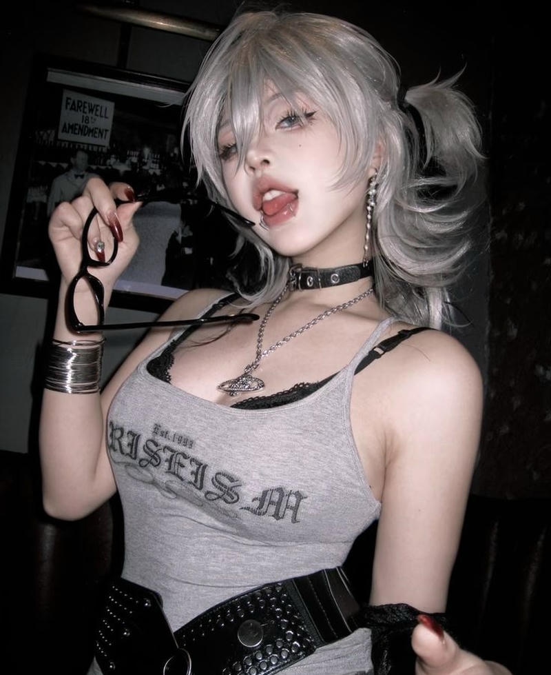 Ảnh gái trung ngầu selfie gương mặt lạnh lùng