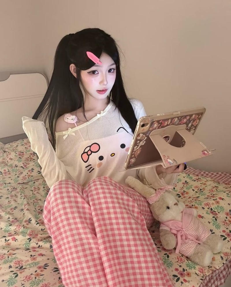 Ảnh gái xinh mặc đồ ngủ tạo dáng tự nhiên
