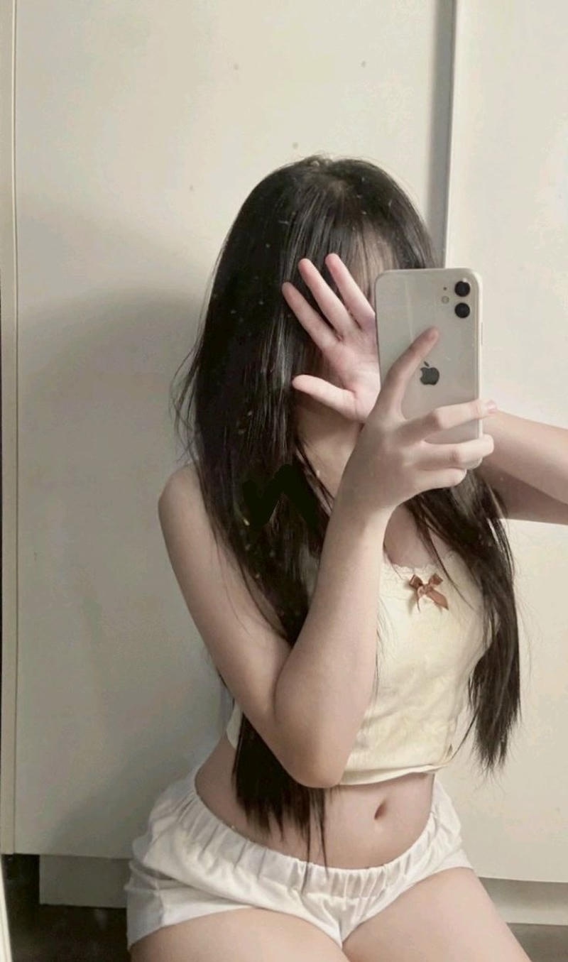 Ảnh gái xinh mặc quần ngắn ánh nắng chiều nhẹ nhàng