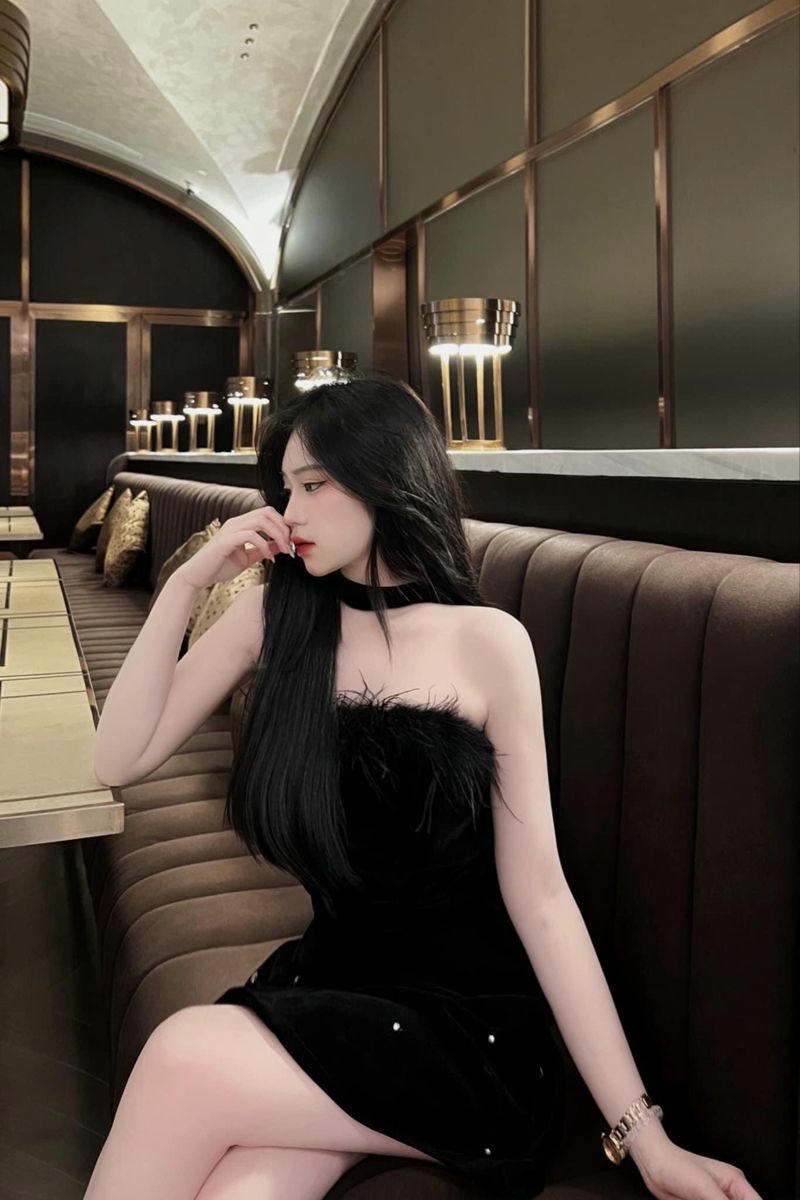 Ảnh gái xinh mặc váy ngắn trong khung cảnh đô thị