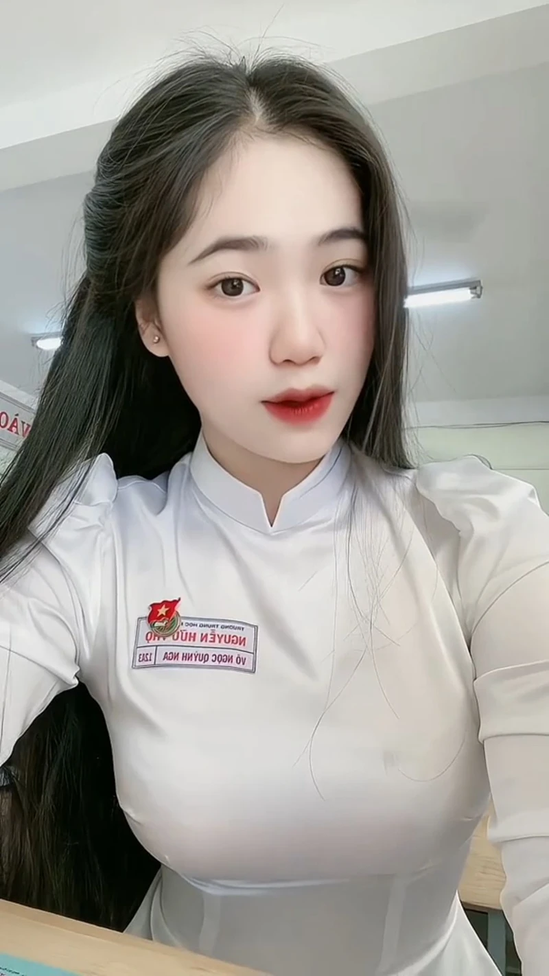 Ảnh học sinh trong khung cảnh sân trường quen thuộc