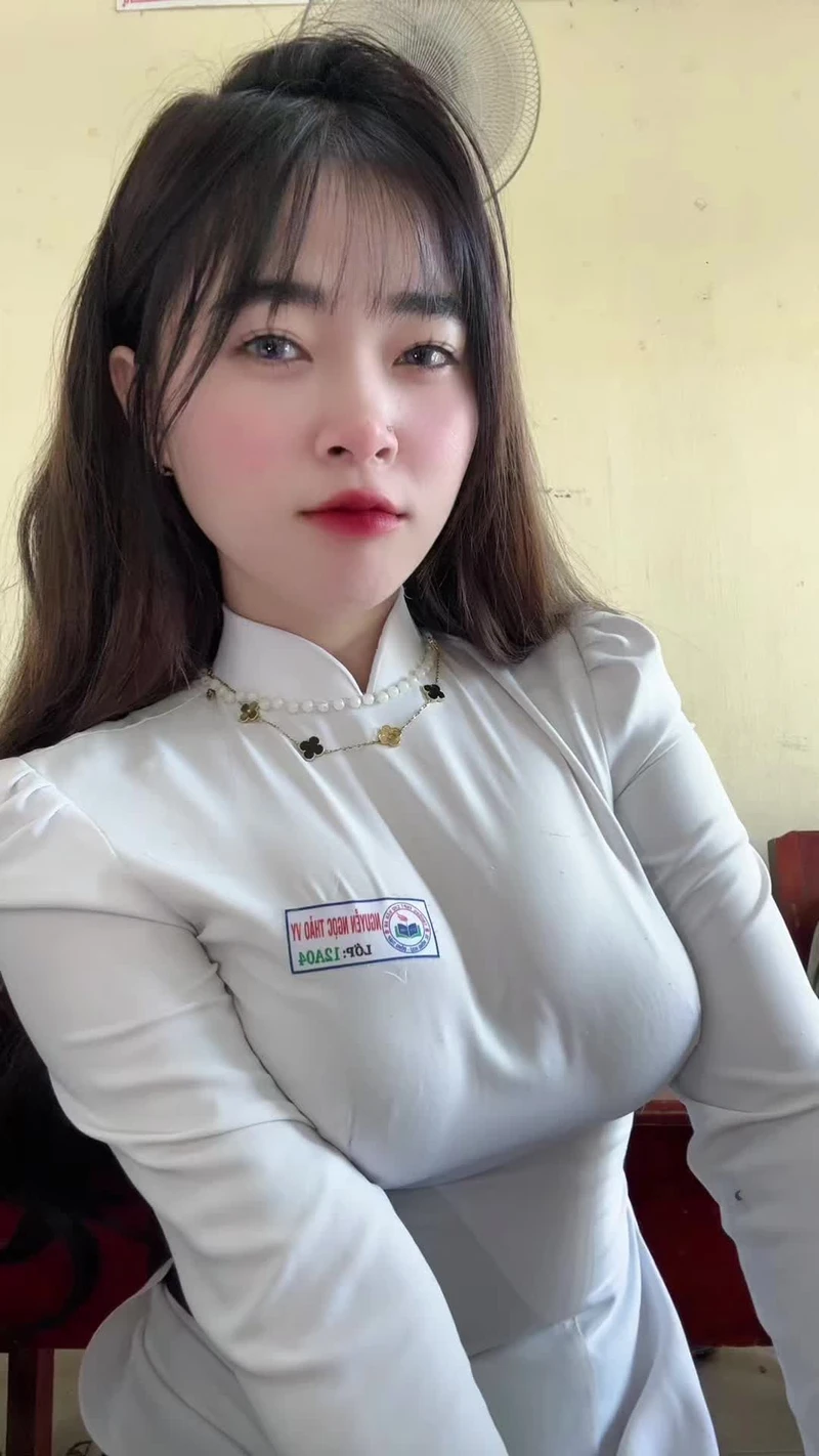 Ảnh học sinh vú to với góc chụp toàn thân