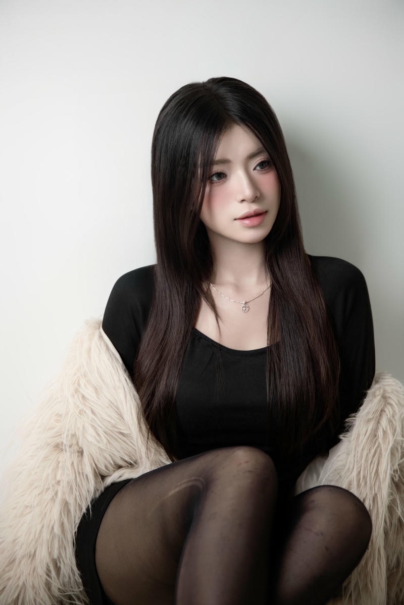 Ảnh mạng gái selfie góc nghiêng gương mặt xinh