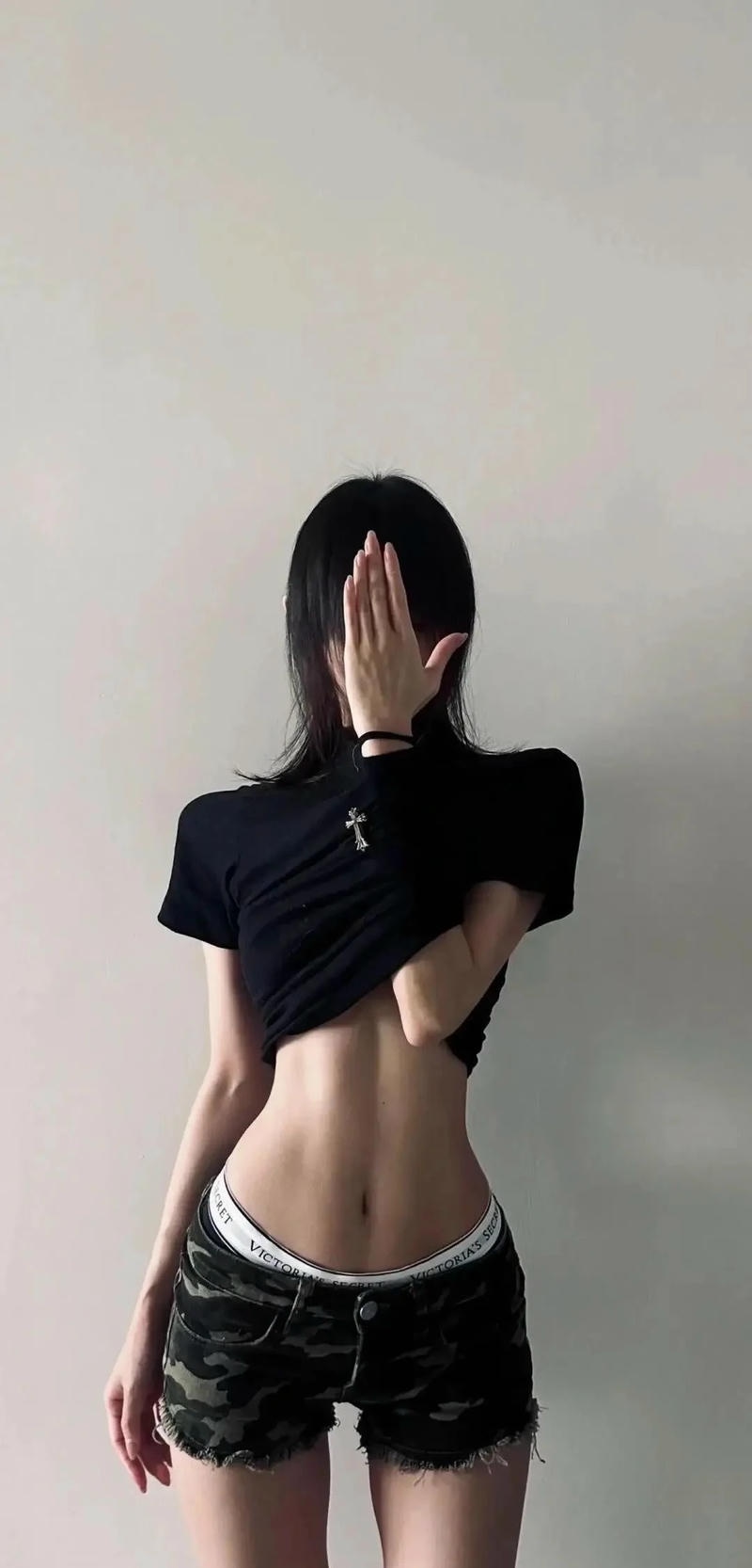 Ánh sáng dịu nhẹ làm nổi bật quần ngắn khoe dáng gái xinh