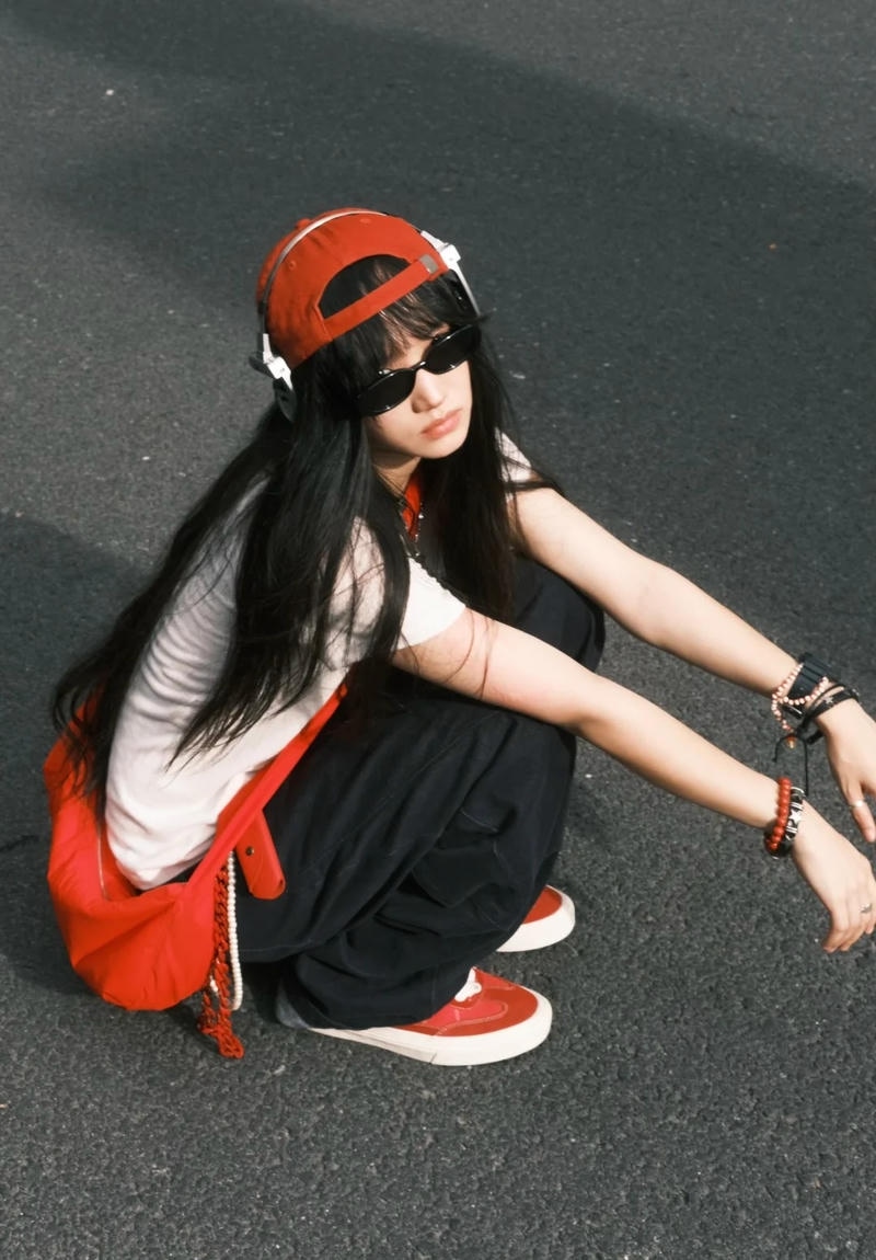 Biểu cảm cool làm nổi bật nét gái xinh Trung Quốc